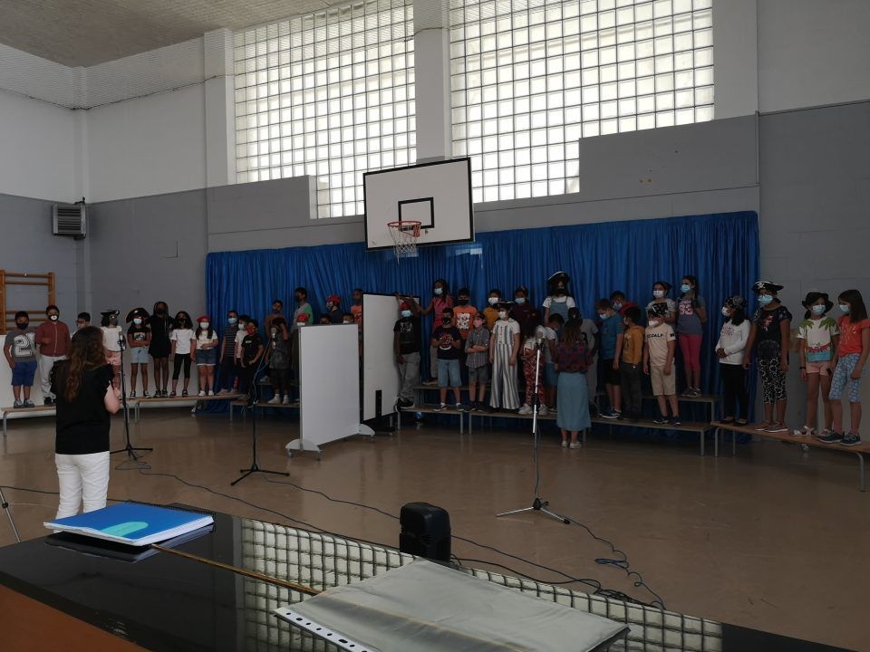 Alumnado del Colegio Vázquez de Mella y miembros de la Coral de Cámara de Pamplona