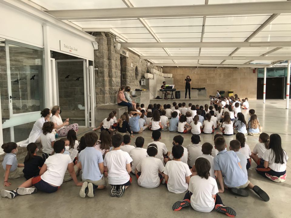 Alumnado de Liceo Monjardín con miembros de la Coral de Cámara de Pamplona